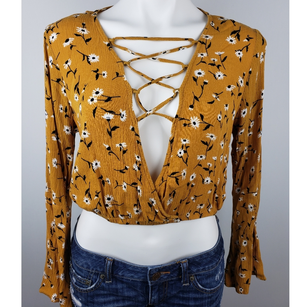 CHARLOTTE RUSSE Flower Crop Top